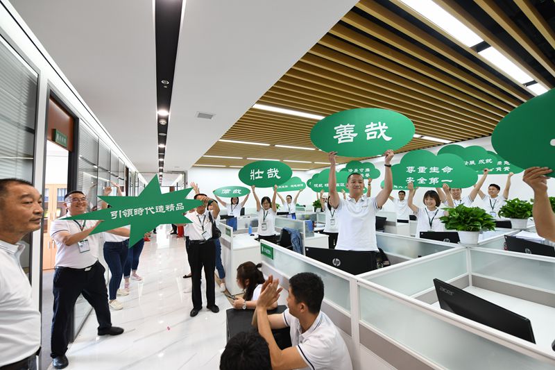第十二工程公司唱跳、手舉寫有企業(yè)文化標語的KT板_副本