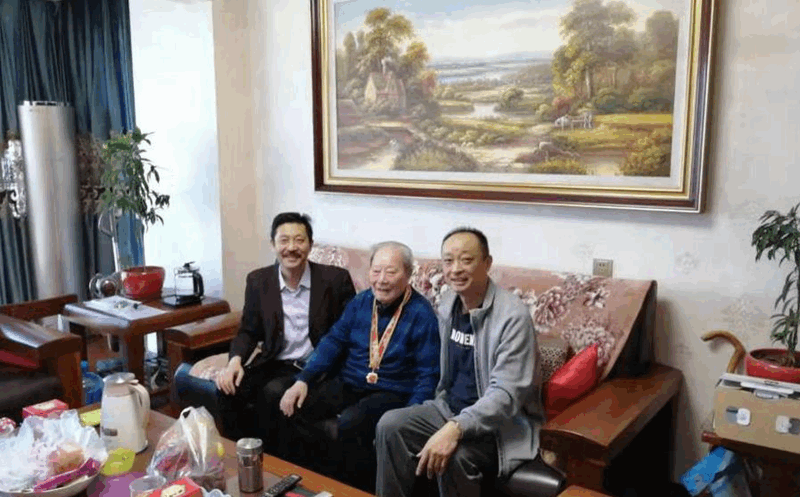 慰問(wèn)公司榮獲中共中央、國(guó)務(wù)院、中央軍委頒發(fā)的“慶祝中華人民共和國(guó)成立70周年”紀(jì)念章的老黨員、離休干部胡成金同志_副本_副本