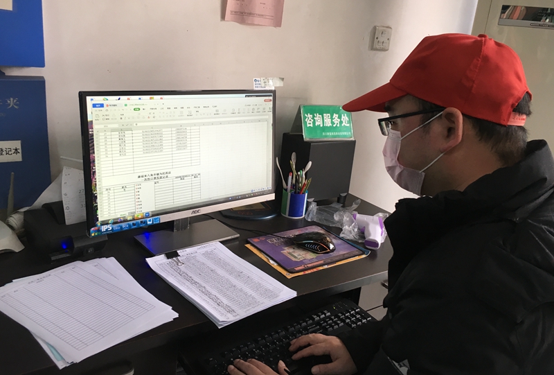 王建對(duì)領(lǐng)取口罩的人員核對(duì)信息、錄入信息